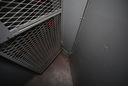 Transport-Schleuse Stasi-Gefängnis Berlin-Hohenschönhausen; Raum 1001a (Fahrzeugschleuse) im Erdgeschoss des Nordflügels (Zellentrakt) der zentralen Untersuchungshaftanstalt (UHA) des Ministeriums für Staatssicherheit (MfS) der Deutschen Demokratischen Republik (DDR) im Sperrgebiet (Dienstobjekt Freienwalder Straße) des MfS der DDR in Berlin-Hohenschönhausen (MfS DDR Bln.-Hsh. UHA N ZT EG R. 1001a)