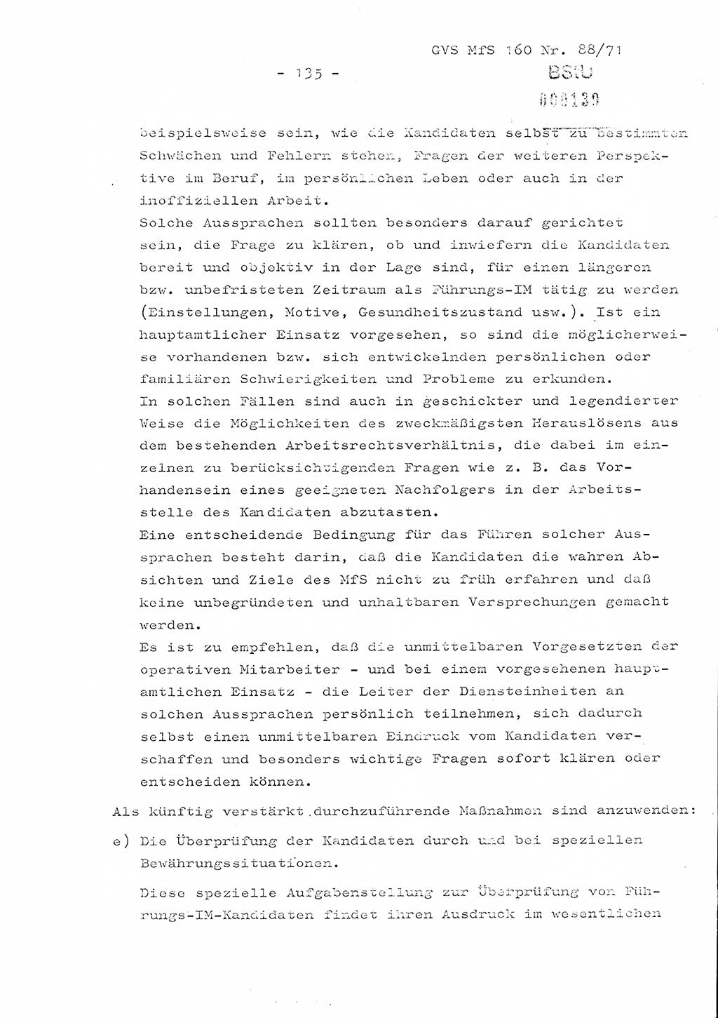 Dissertation Oberstleutnant Josef Schwarz (BV Schwerin), Major Fritz Amm (JHS), Hauptmann Peter Gräßler (JHS), Ministerium für Staatssicherheit (MfS) [Deutsche Demokratische Republik (DDR)], Juristische Hochschule (JHS), Geheime Verschlußsache (GVS) 160-88/71, Potsdam 1972, Seite 135 (Diss. MfS DDR JHS GVS 160-88/71 1972, S. 135)