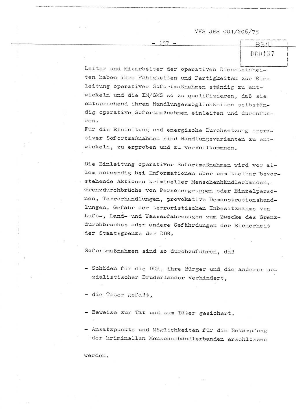 Organisierung der Vorbeugung, Aufklärung und Verhinderung des ungesetzlichen Verlassens der DDR und der Bekämpfung des staatsfeindlichen Menschenhandels, Schulungsmaterial, Ministerium für Staatssicherheit (MfS) [Deutsche Demokratische Republik (DDR)], Juristische Hochschule (JHS), Vertrauliche Verschlußsache (VVS) 001-206/75, Potsdam 1975, Seite 137 (Sch.-Mat. MfS DDR JHS VVS 001-206/75 1975, S. 137)